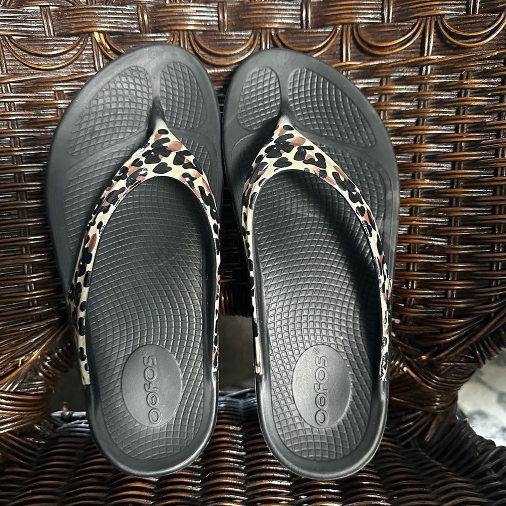 OOFOS Women's Black and Leopard Sandals